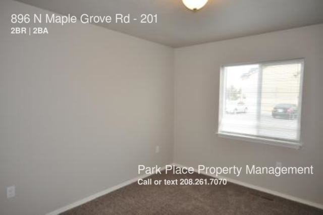 Foto del edificio - 856 N Maple Grove Rd