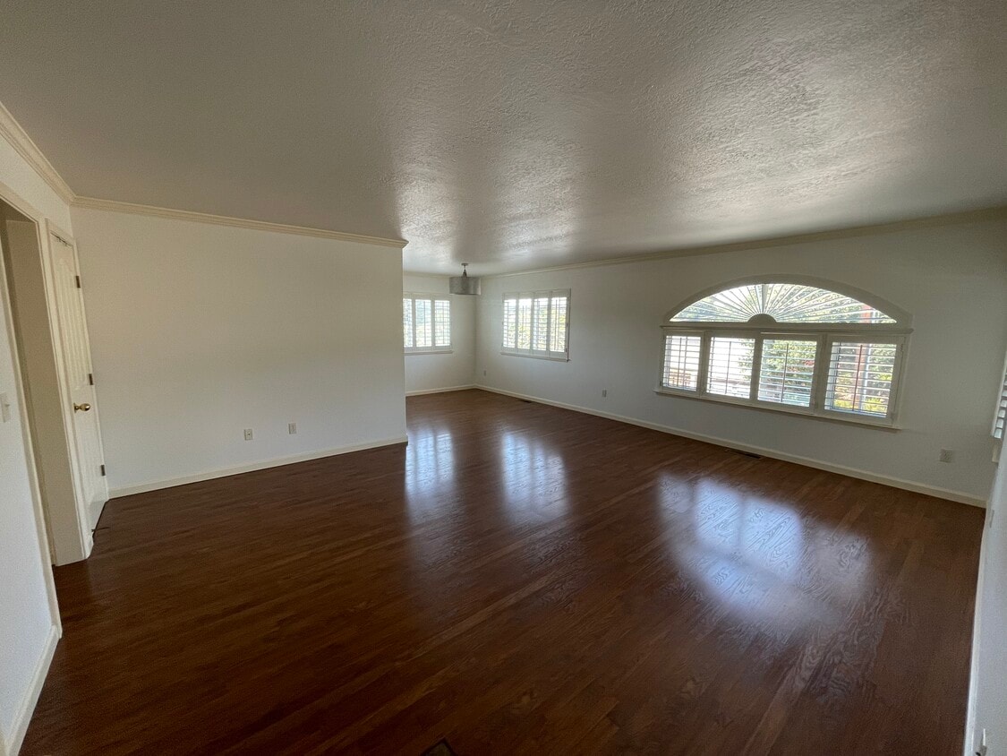 Primary Photo - 108 Powell Avenue