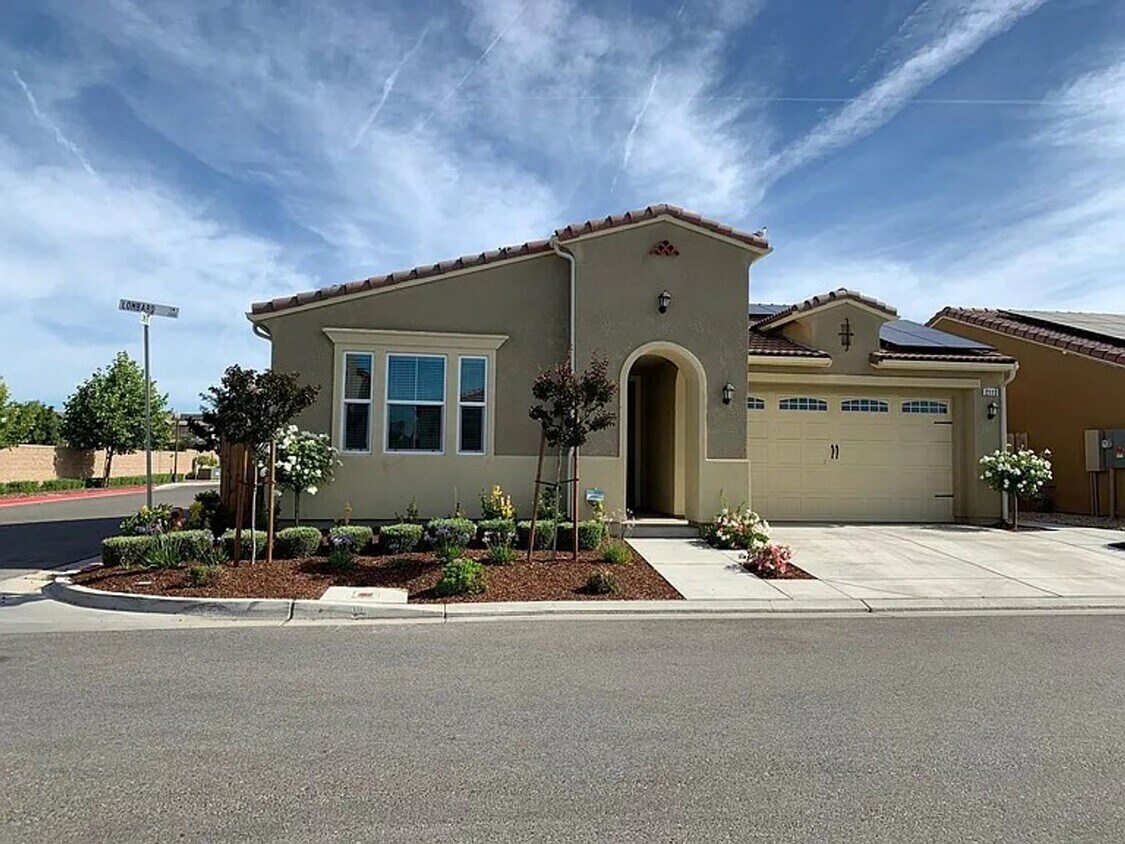 Primary Photo - Modern and well appointment home in Clovis...