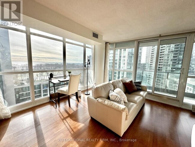 Building Photo - 209-1209 Fort York Blvd