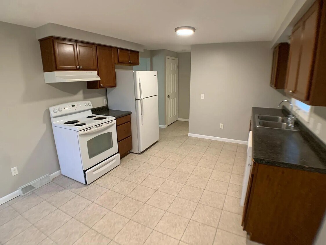 3233 Hewitt Ave NW, Massillon, OH 44646 Townhome Rentals in Massillon