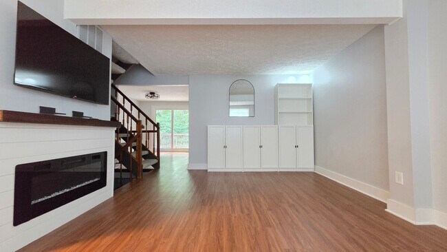 Building Photo - Beautiful Newington Forest Townhome