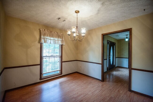Building Photo - Beautiful home available today!