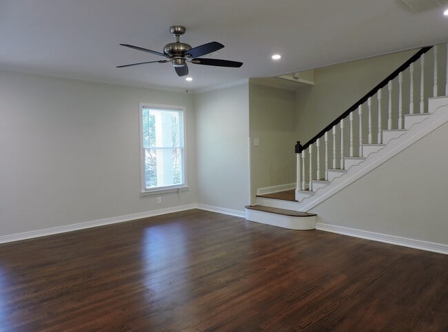 Building Photo - Total Remodel Townhome-Like Unit in Berkel...