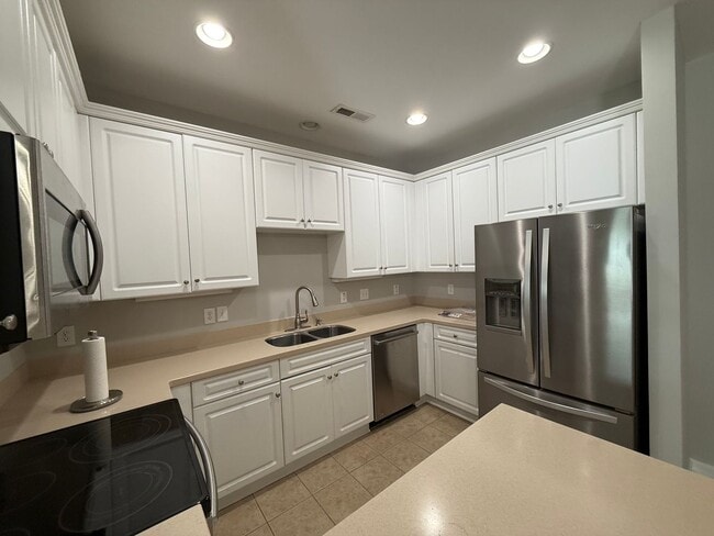 Building Photo - Move in Ready Three Bedroom Townhome in West Ashley