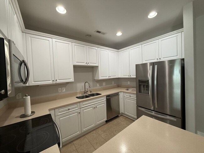 Foto del edificio - Move in Ready Three Bedroom Townhome in West Ashley