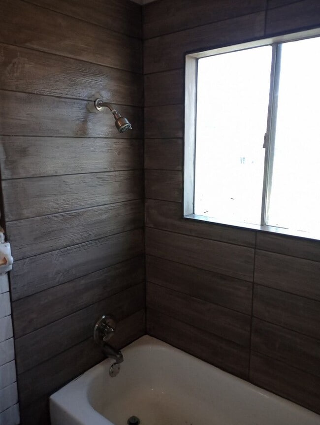 Building Photo - Cozy 1-Bedroom Duplex – Convenient Location!