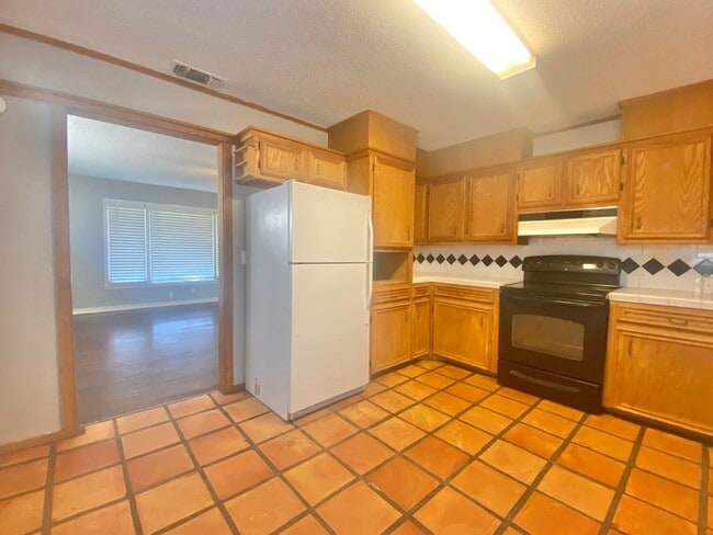 Building Photo - 3 bed 1 bath with BASEMENT