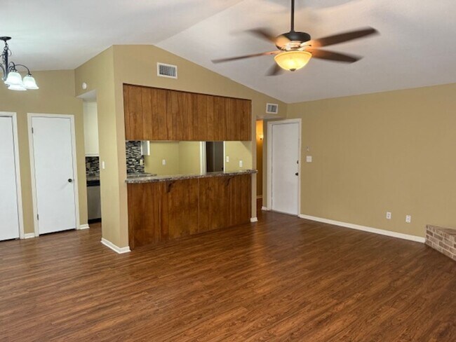 Foto del edificio - Move in ready! Three bedroom 2 bath home i...