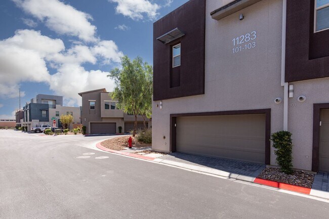 Foto del edificio - Fully furnished luxury townhome in Affinit...