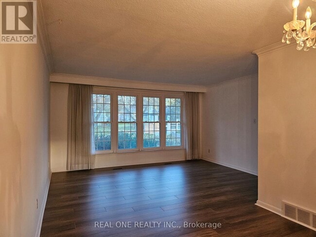 Building Photo - 6 Fairhill Crescent