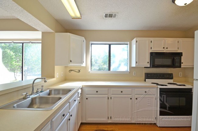 Building Photo - Three Bedroom Condo Close to the Beach