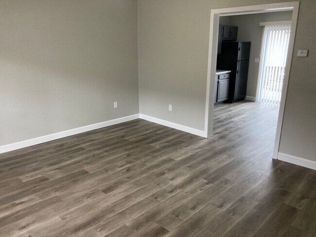 Building Photo - Newly Renovate 2 Bedroom 1.5 Bathroom Town...