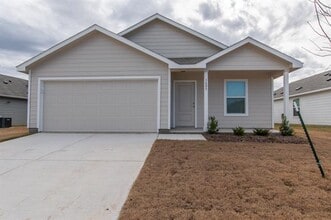 Building Photo - 1605 Parlier St