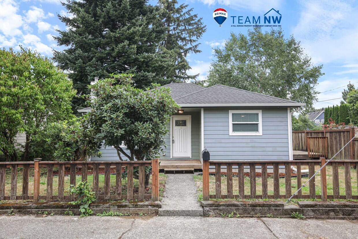 Primary Photo - Move in ready now! Tumwater rambler - 2 be...