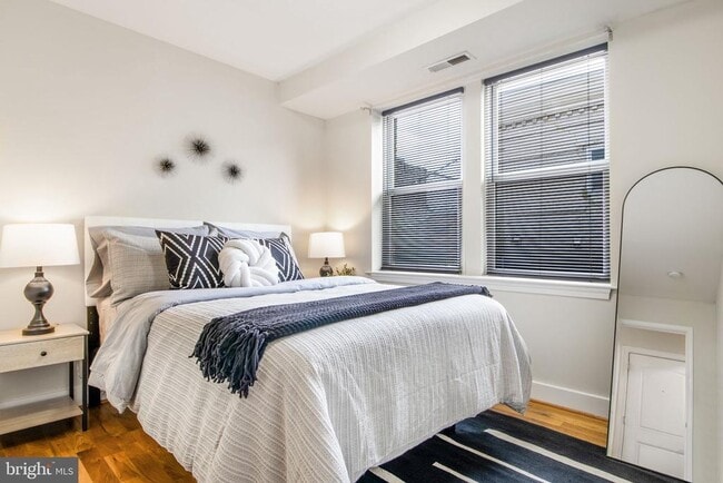 Building Photo - 417 18th St NE