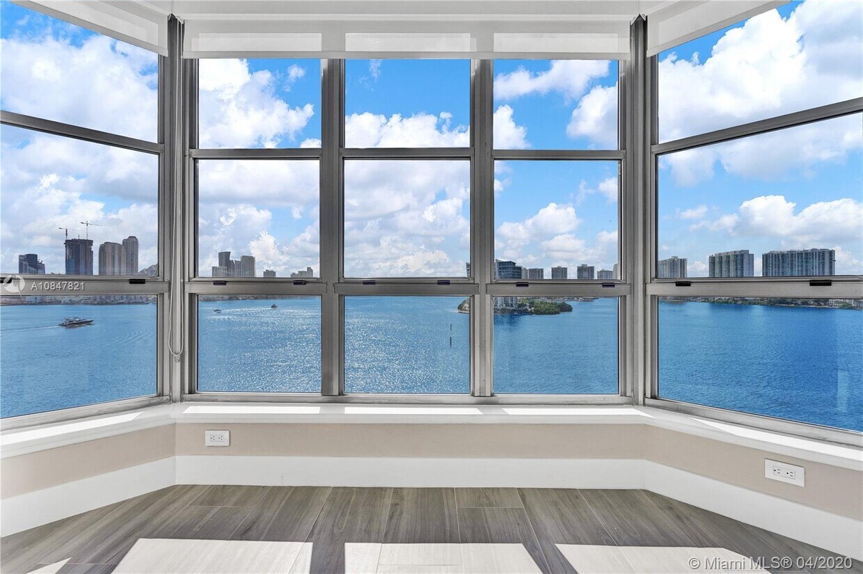 Foto principal - 3600 Mystic Pointe Dr