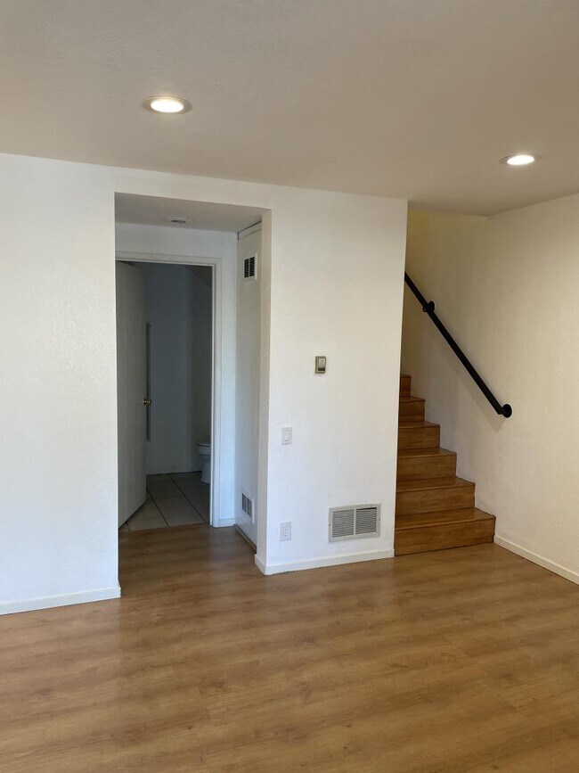 Building Photo - 16 Muirfield Ct