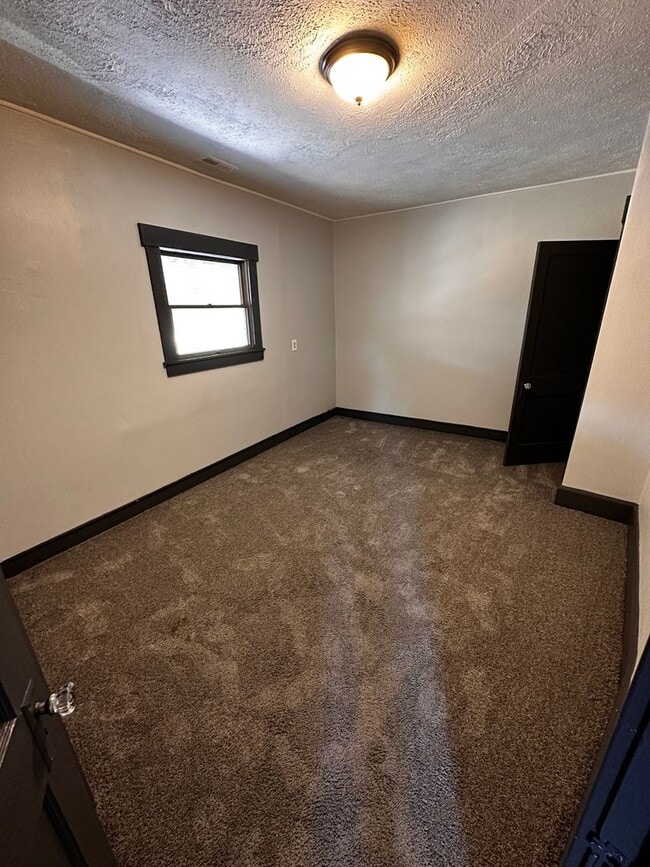 Building Photo - 507 Harmony Ave 2F