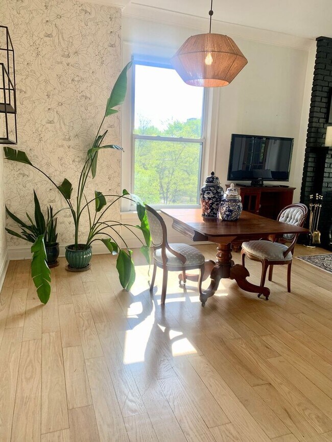 Foto del edificio - Spacious 3BR Condo in prime Lincoln Park l...