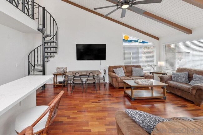 Foto del edificio - Stunning 3 Bedroom 2 Bath Beachside Gem!