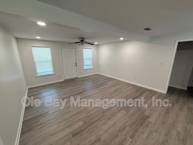 Building Photo - 3212 Riverside Dr