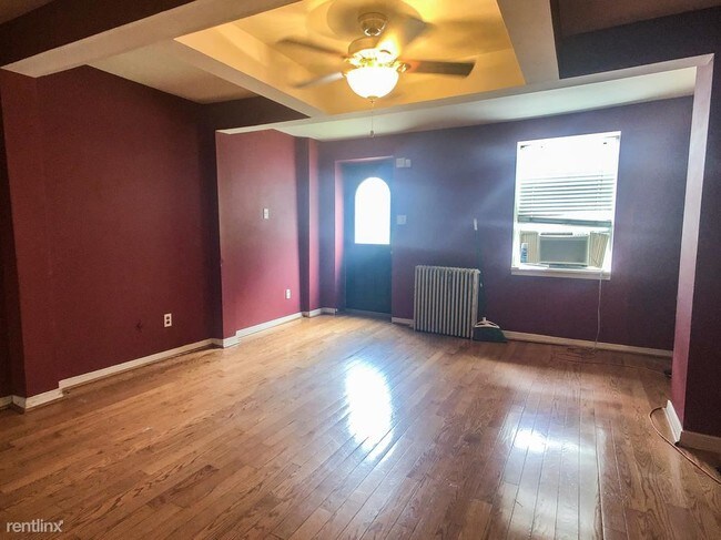 Building Photo - 3 br, 1.5 bath Apartment - 133 Gay St