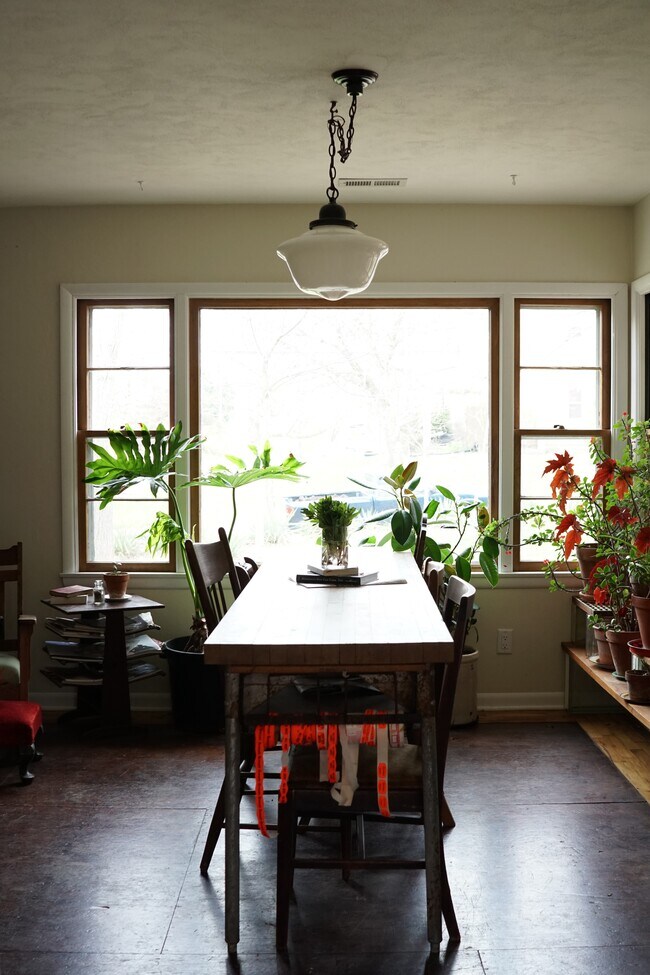 Dining Area - 2110 Tanglewood St