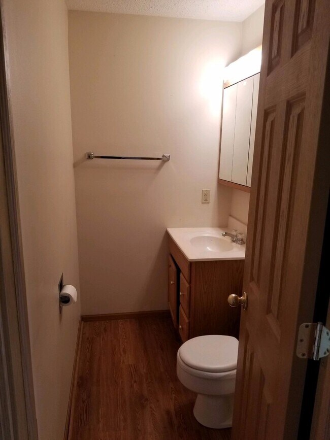 Foto del edificio - 2 Bedroom, 1.5 Bath Townhouse in Clinton, IA