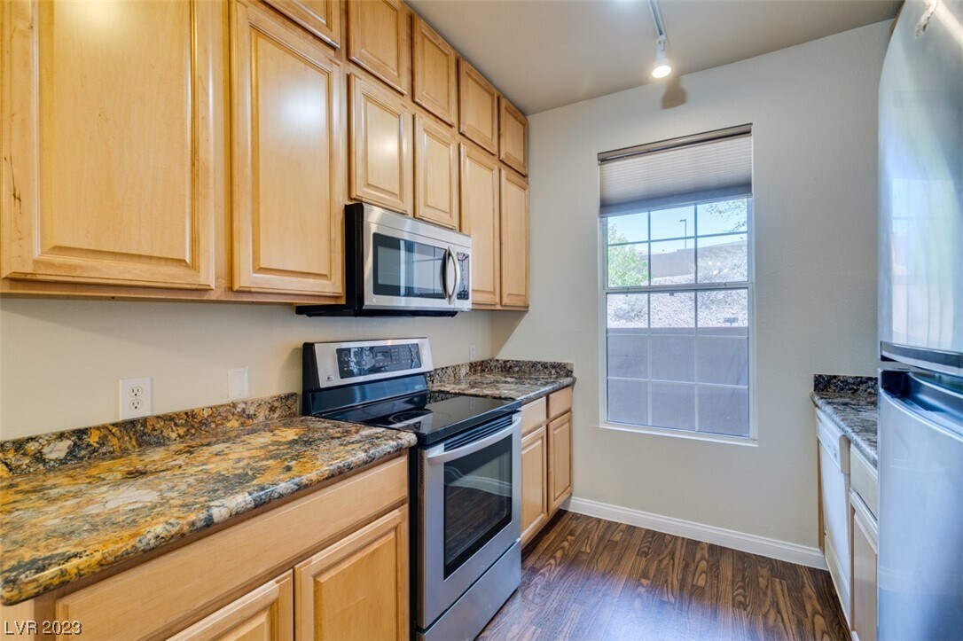 Primary Photo - 231 W Horizon Ridge Pkwy