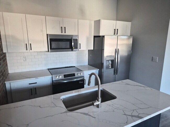 Foto del edificio - Downtown Claremont newly re-developed brick building with 2 Bed Luxury units, pet friendly!