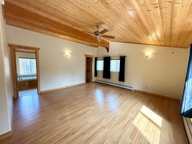 Building Photo - CHARMING LOG HOME!