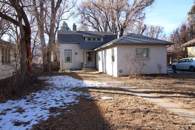 Building Photo - Adorable 3bdrm Downtown Bungalow