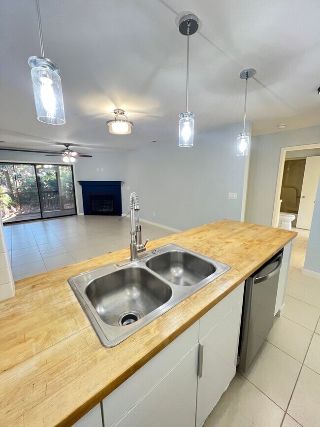Foto del edificio - Introducing a charming condo in the heart of Wilmington, NC.