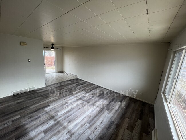 Foto del edificio - 2415 6th Ave