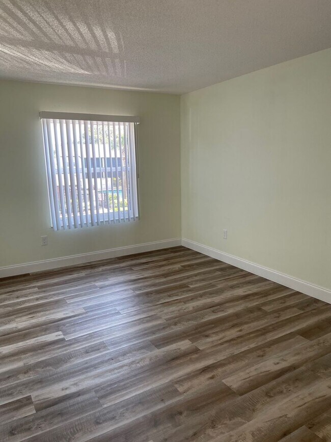 Building Photo - Remodeled 2bedroom 2bath condo located in ...