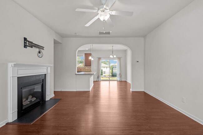 Building Photo - Modern 3-Bed Townhome in Thompson Ridge – ...