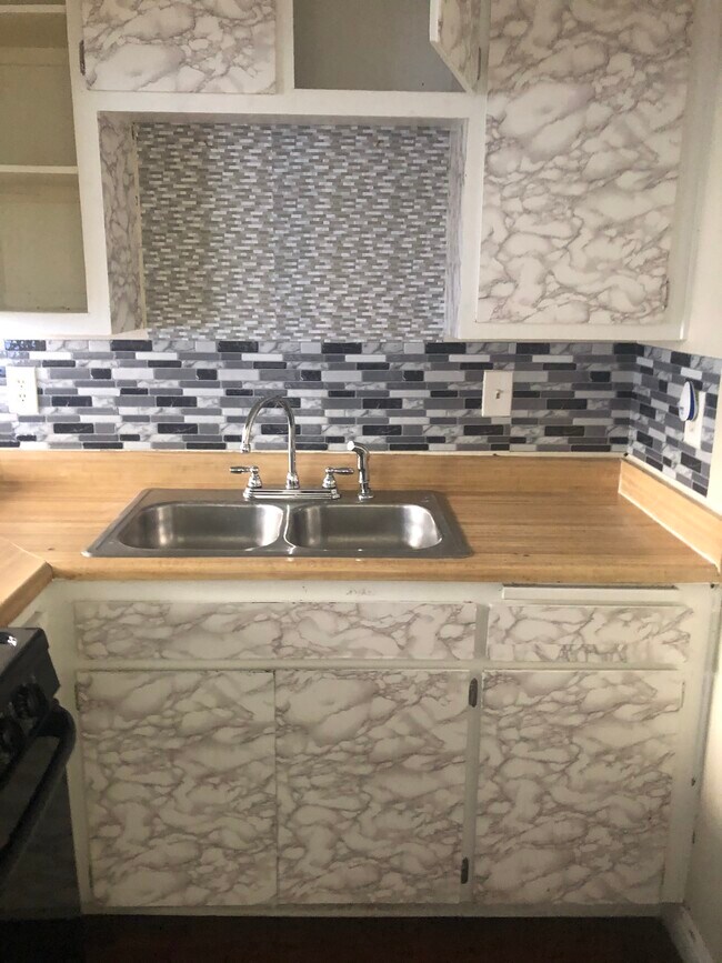 Kitchen sink - 845 S Taylor Ave