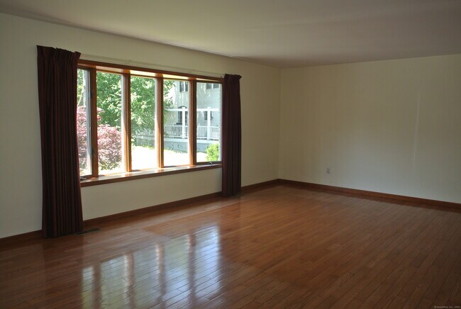 Foto del edificio - 302 Westwood Rd