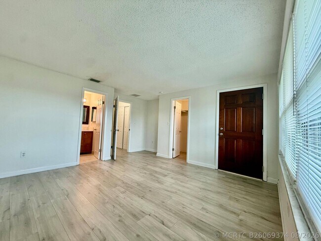 Foto del edificio - 329 Gulfstream Rd