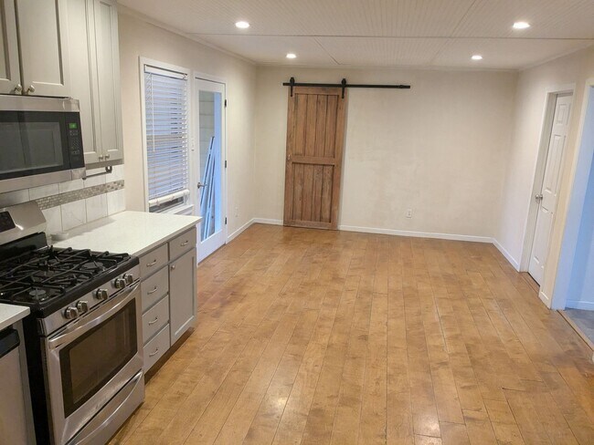 Foto del edificio - Spacious 4 Bed 2 Bath with Enclosed Patio and Stainless Steel Appliances