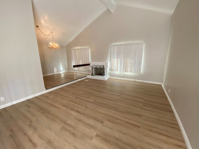 Building Photo - Single Story 4 bed, 2 bath home in central Simi Valley