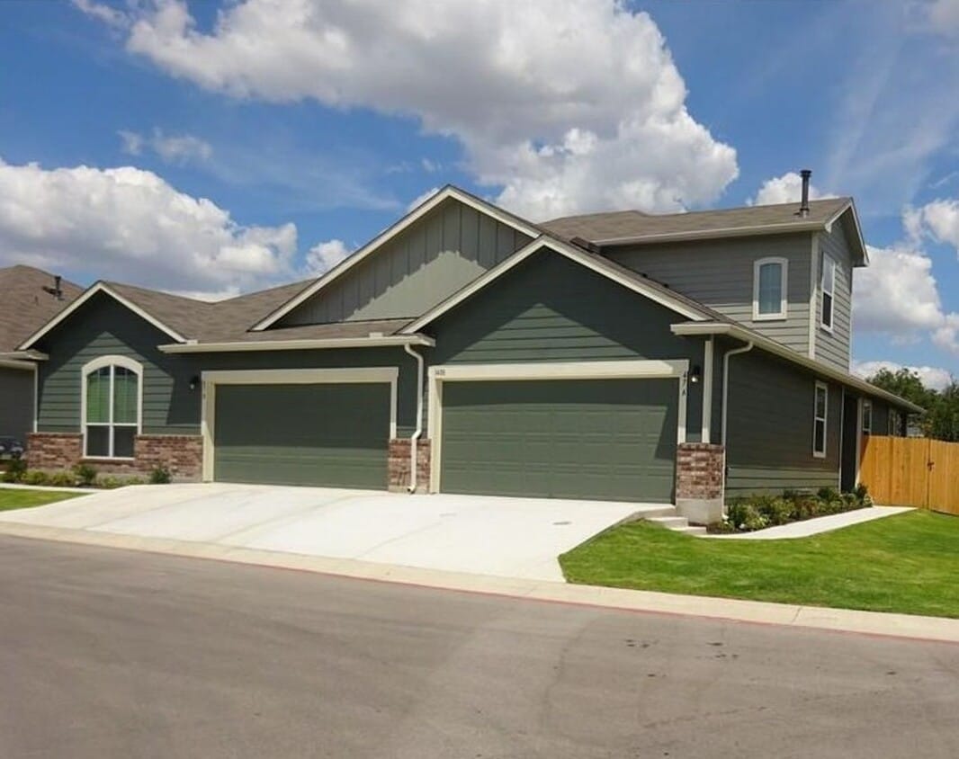 Primary Photo - Classic 3 Bedroom 3 Bath Home With Generou...