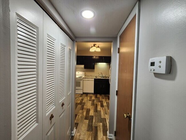 Building Photo - Large Townhome Apartment with 1 1/2 Baths and 2 Car Garage