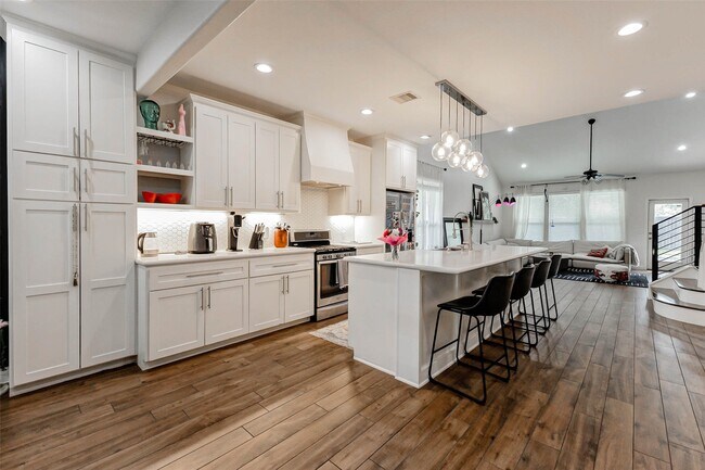Building Photo - 16710 Lake Prince Ln