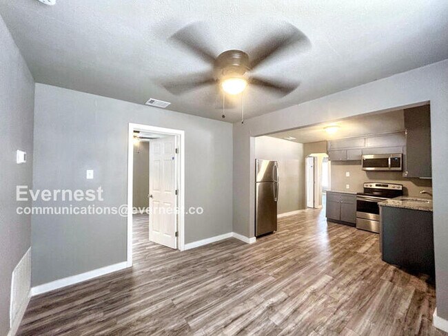 Foto del edificio - Lovely 3-Bedroom Home with Modern comforts...