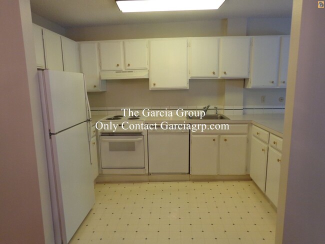 Building Photo - Spacious Vista Hills Condo next to The Ros...