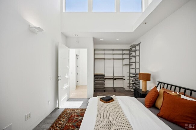 Building Photo - 325 Vía La Cumbre