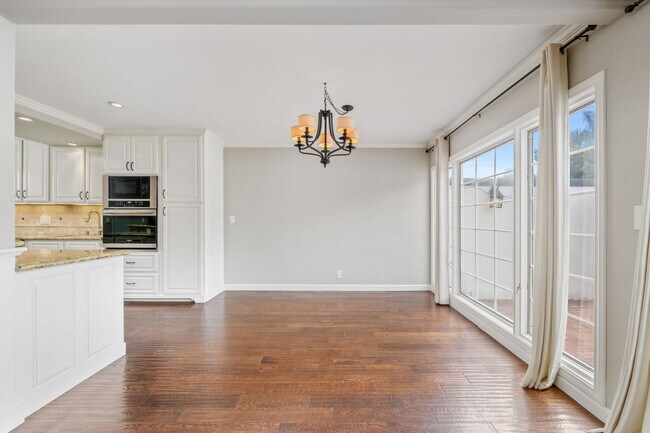 Foto del edificio - Upgraded 3 bed 2.5 bath Townhome in Newpor...