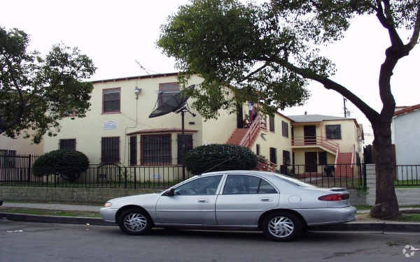 Building Photo - 1885 Chestnut Avenue